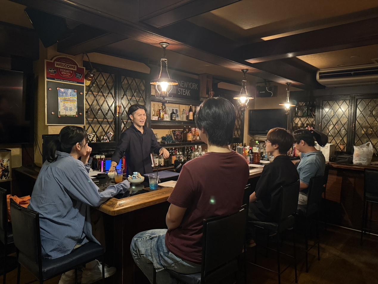 AI Salon Lev の運営メンバーと交流会会場の様子