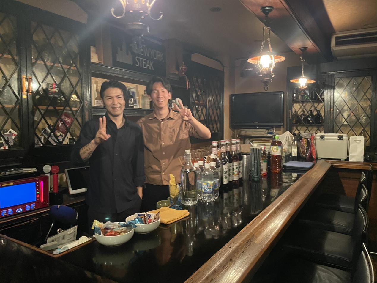 交流会で参加者が集まってAIについて話している様子